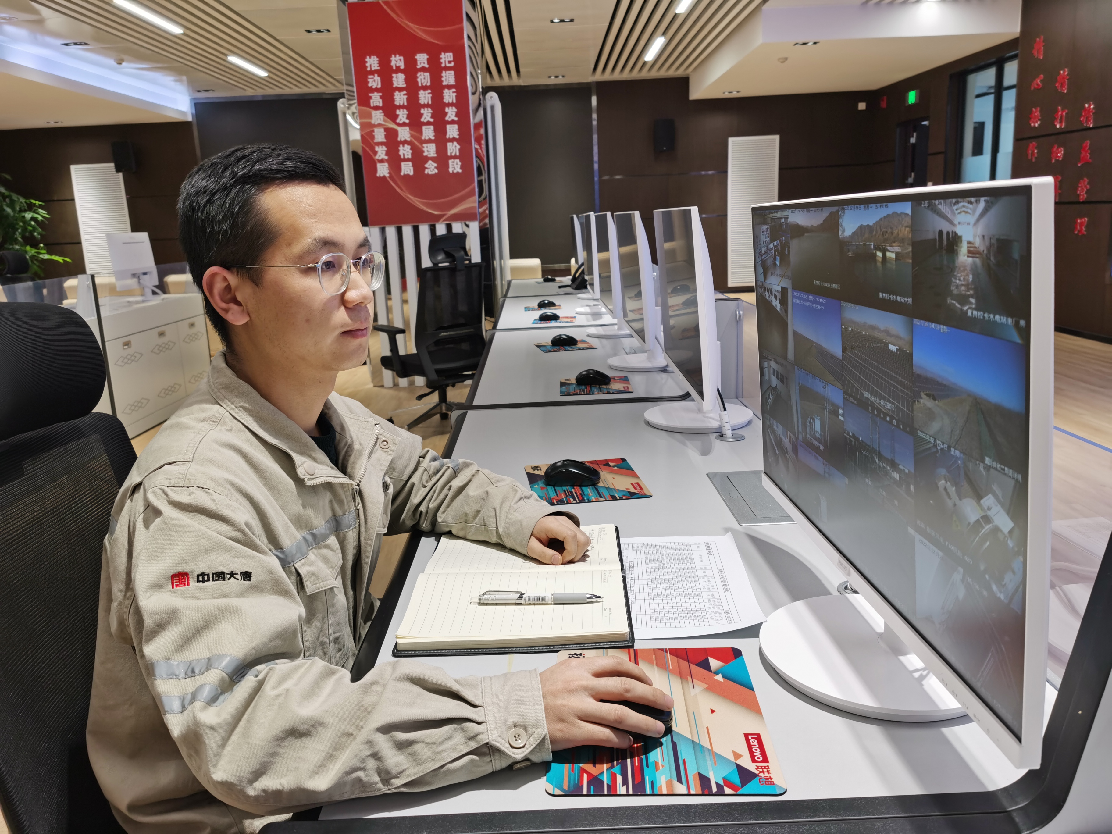 1682315130459030427.jpg 2022年11月在集控中心遠(yuǎn)程視頻監(jiān)督(大唐青海公司-保萬(wàn)榮).jpg