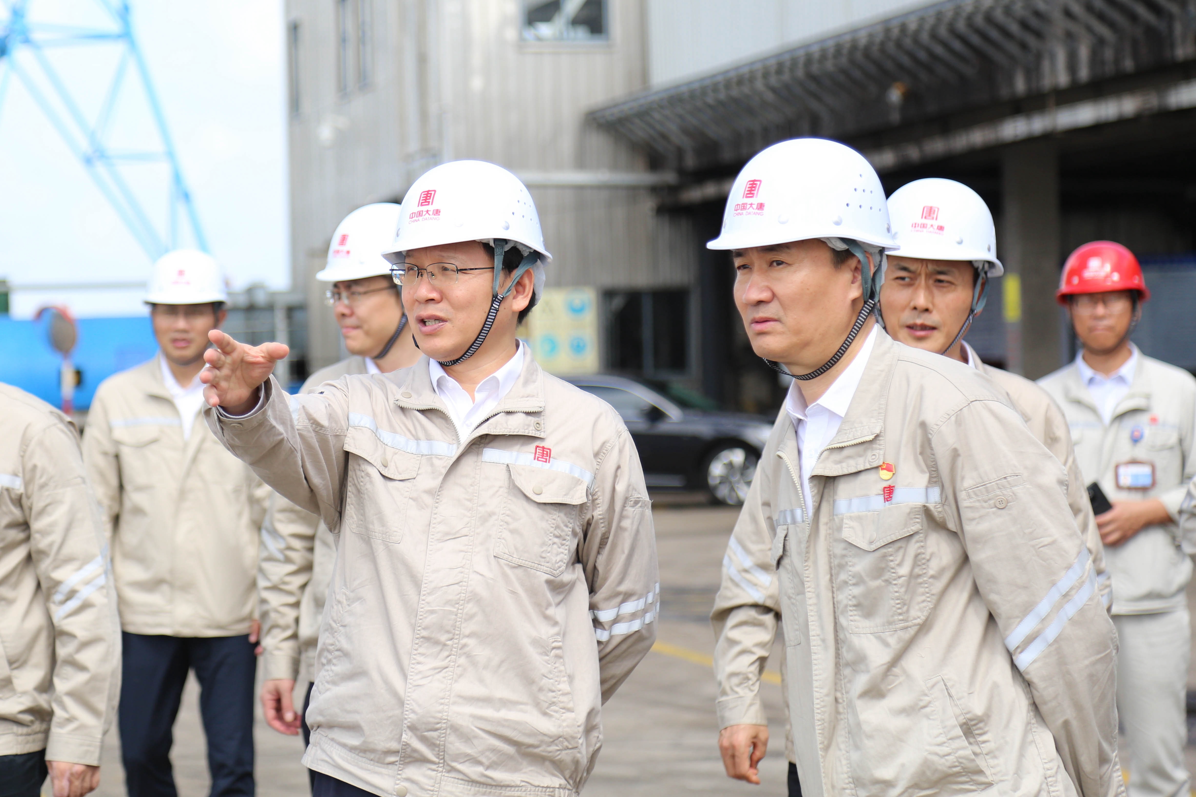 1724996071817047834.jpg 3.張傳江在呂四港發(fā)電公司碼頭調(diào)研指導(dǎo)工作.jpg