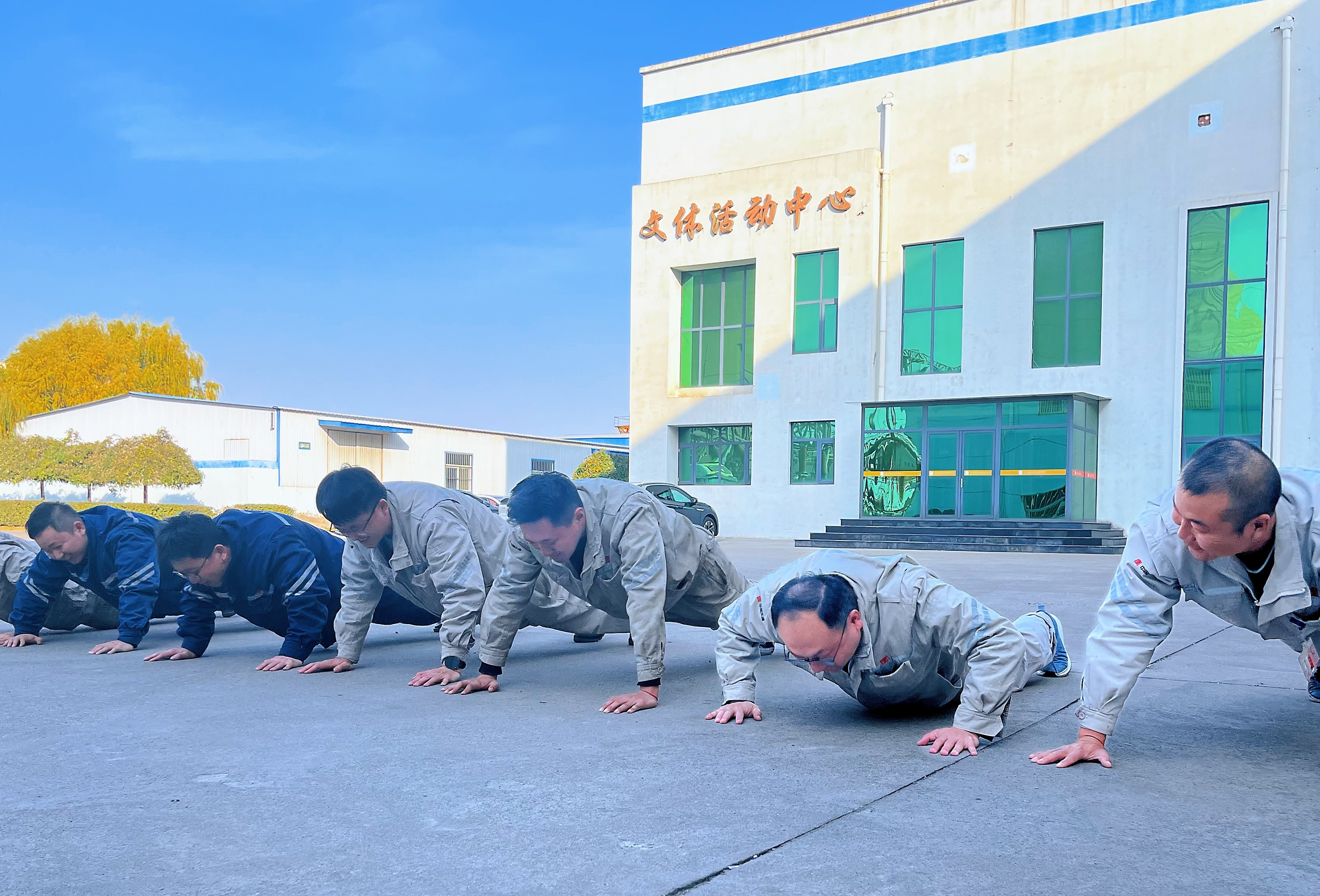 1731912782587070650.jpg 【現(xiàn)場(chǎng)風(fēng)采】豐潤熱電公司:職工俯臥撐比賽 “撐”出精神頭 (1)_副本.jpg