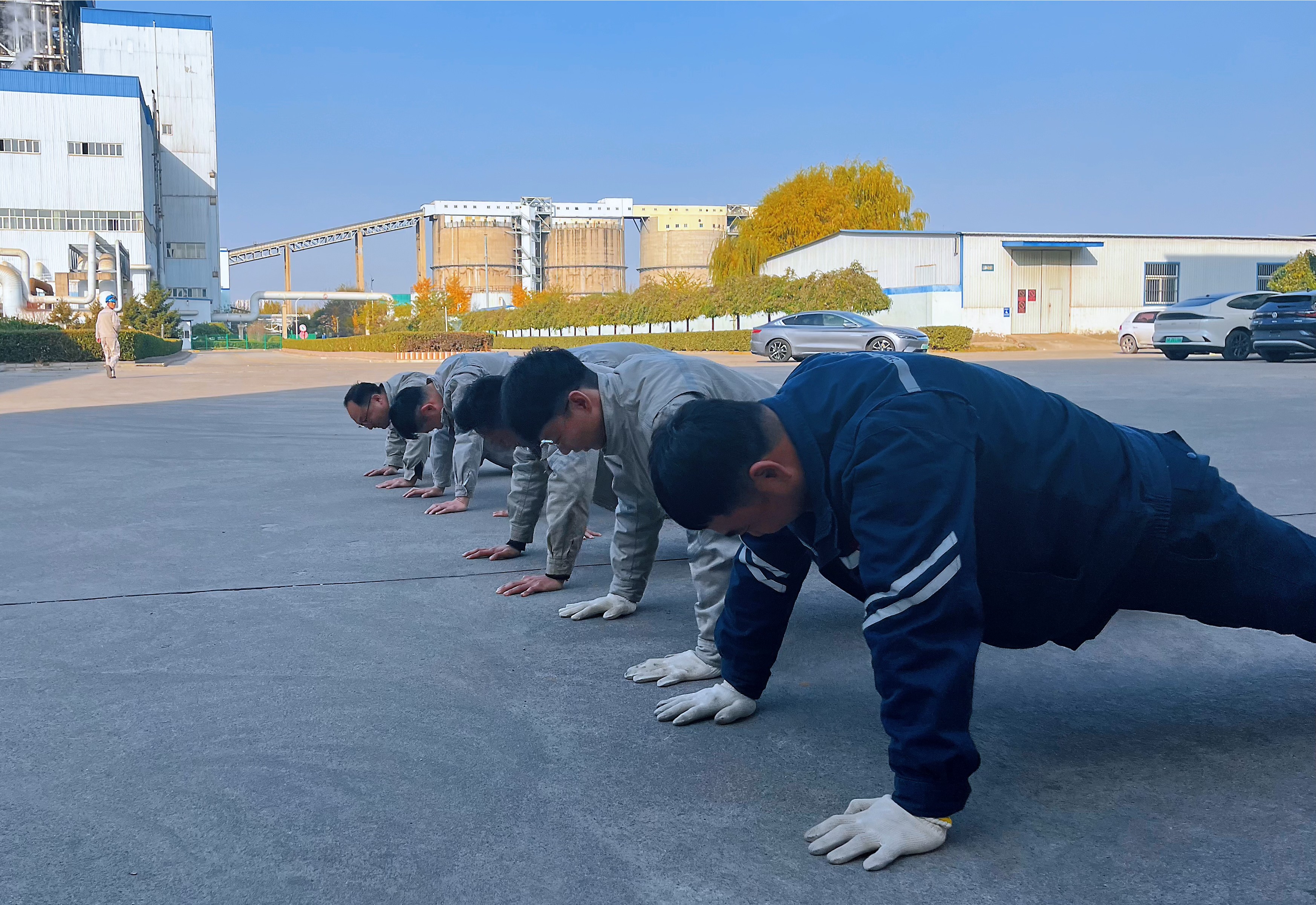 1731912791851031506.jpg 【現(xiàn)場(chǎng)風(fēng)采】豐潤熱電公司:職工俯臥撐比賽 “撐”出精神頭 (2)_副本.jpg